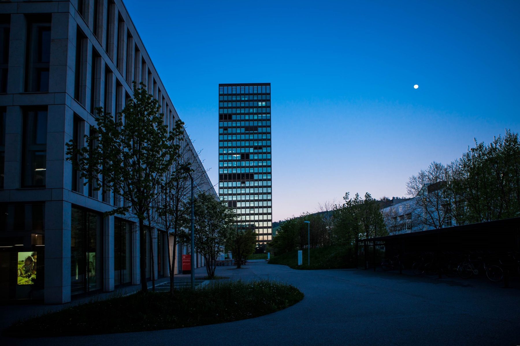 Park Tower bei Dämmerung